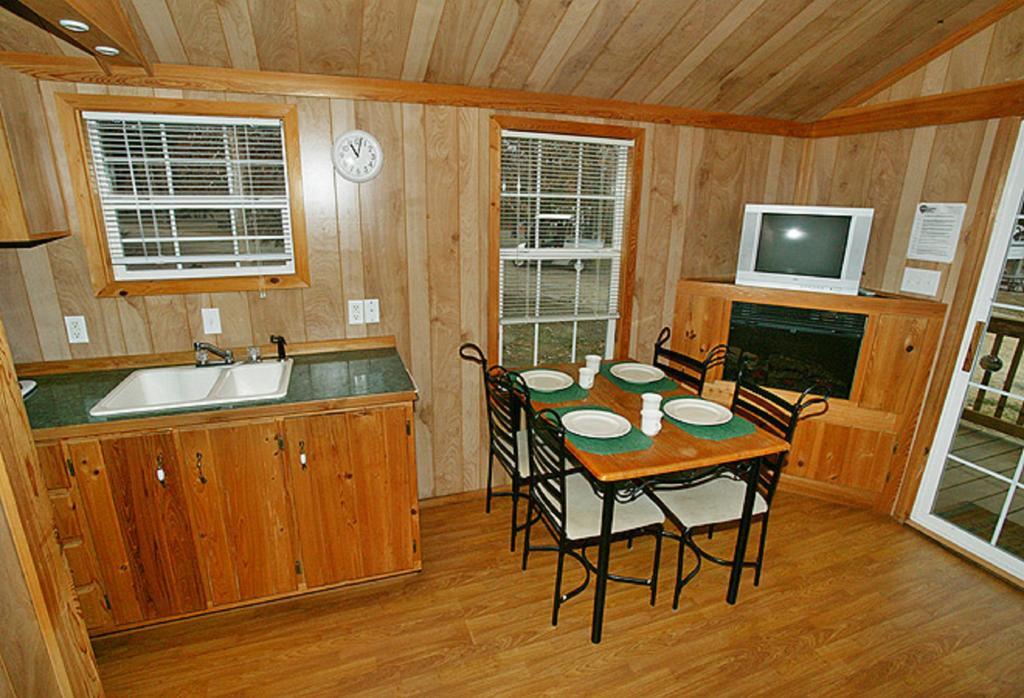 Arrowhead Camping Resort Deluxe Cabin 4 Douglas Center Bagian luar foto